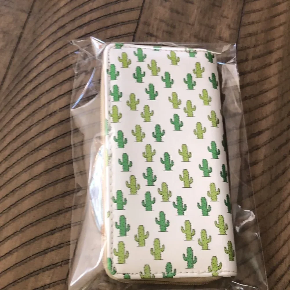 NWT Lucky 🍀 Cacti 🌵 Vegan 🌱 Zip Wallet 12 card inserts zip coin Secure!